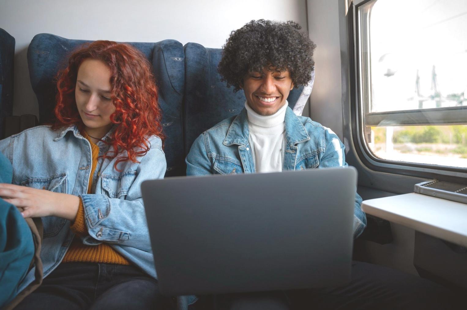 Arbeitsplatz eines Unternehmers mit Finanzunterlagen und Laptop